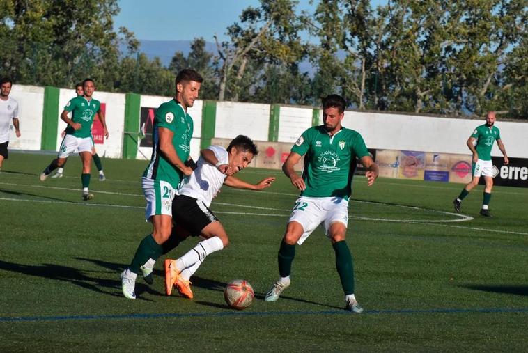 Gustavo protege un balón ante la presión de Toti y Coque, en el Guijuelo-Salamanca de pretemporada.