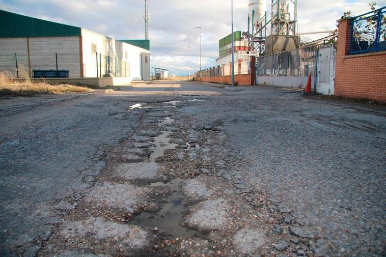 El estado del pavimento de las calles más antiguas del polígono de Castellanos de Moriscos. EÑE