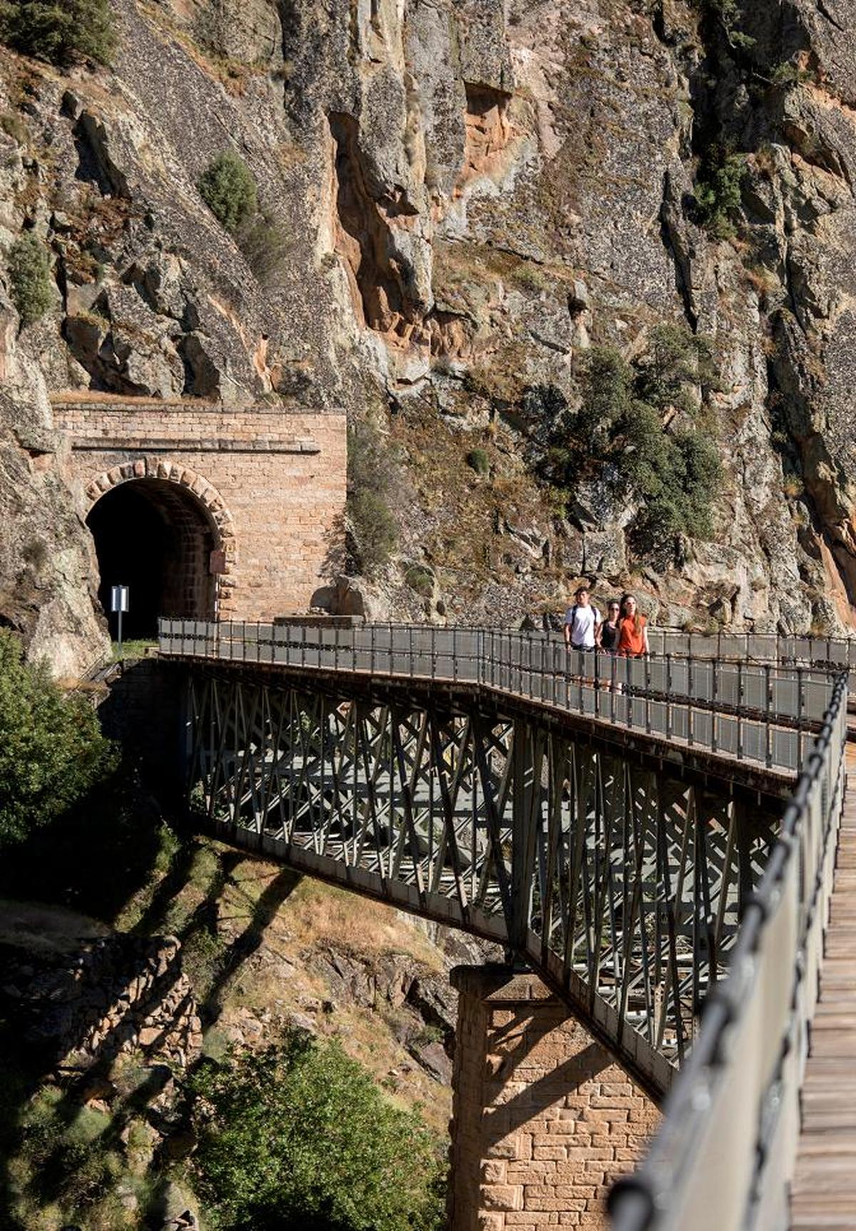 El “Camino de Hierro”, en La Fregeneda, es uno de los productos turísticos estrella impulsados por la Diputación de Salamanca.