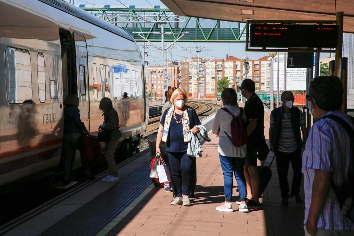 Pasajeros bajando de un tren