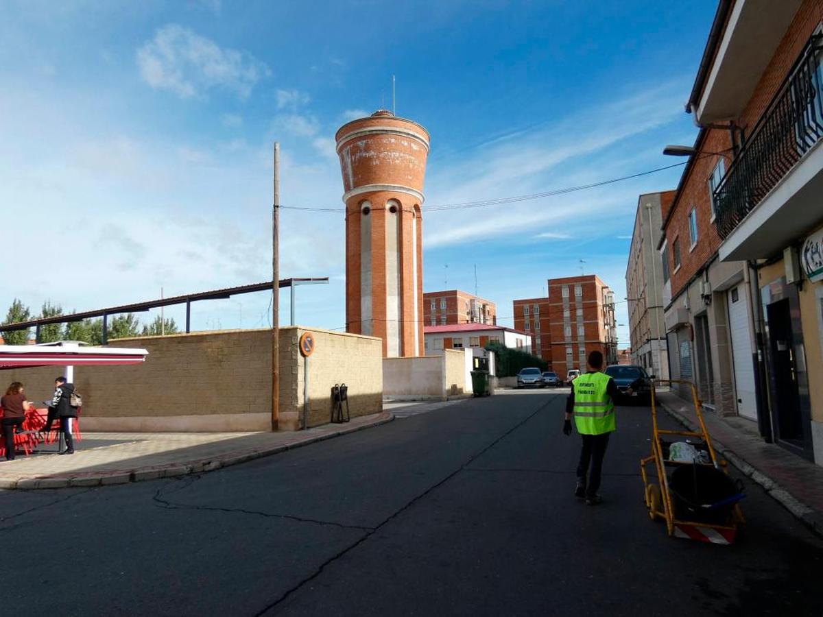 Un operario del Ayuntamiento de Peñaranda de Bracamonte frente al depósito de agua