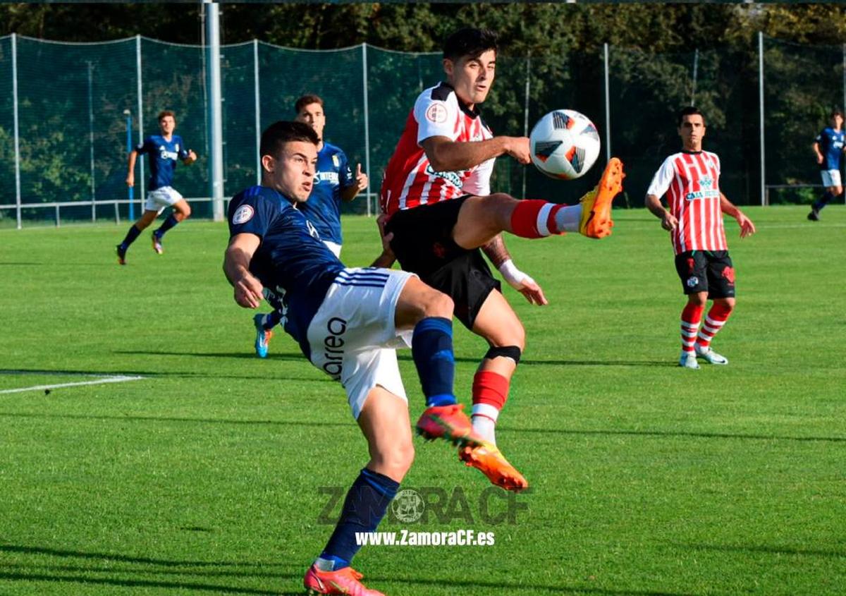 Iban Ribeiro gana un balón en el último choque disputado por el Zamora