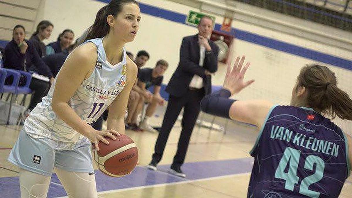 Nogic se dispone a lanzar a canasta