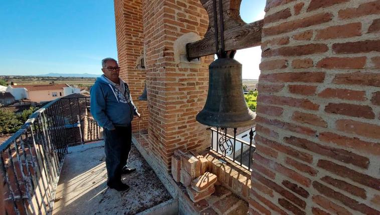 El campanero José Luis González hace una demostración de toques en la torre de la iglesia de la localidad de Boadilla