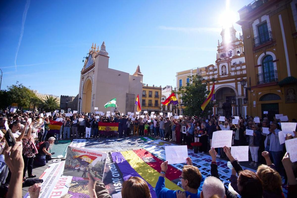 Ambiente festivo ante la Macarena por la exhumación de Queipo de Llano