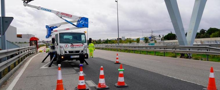 Varios conos de señalización en la carretera.