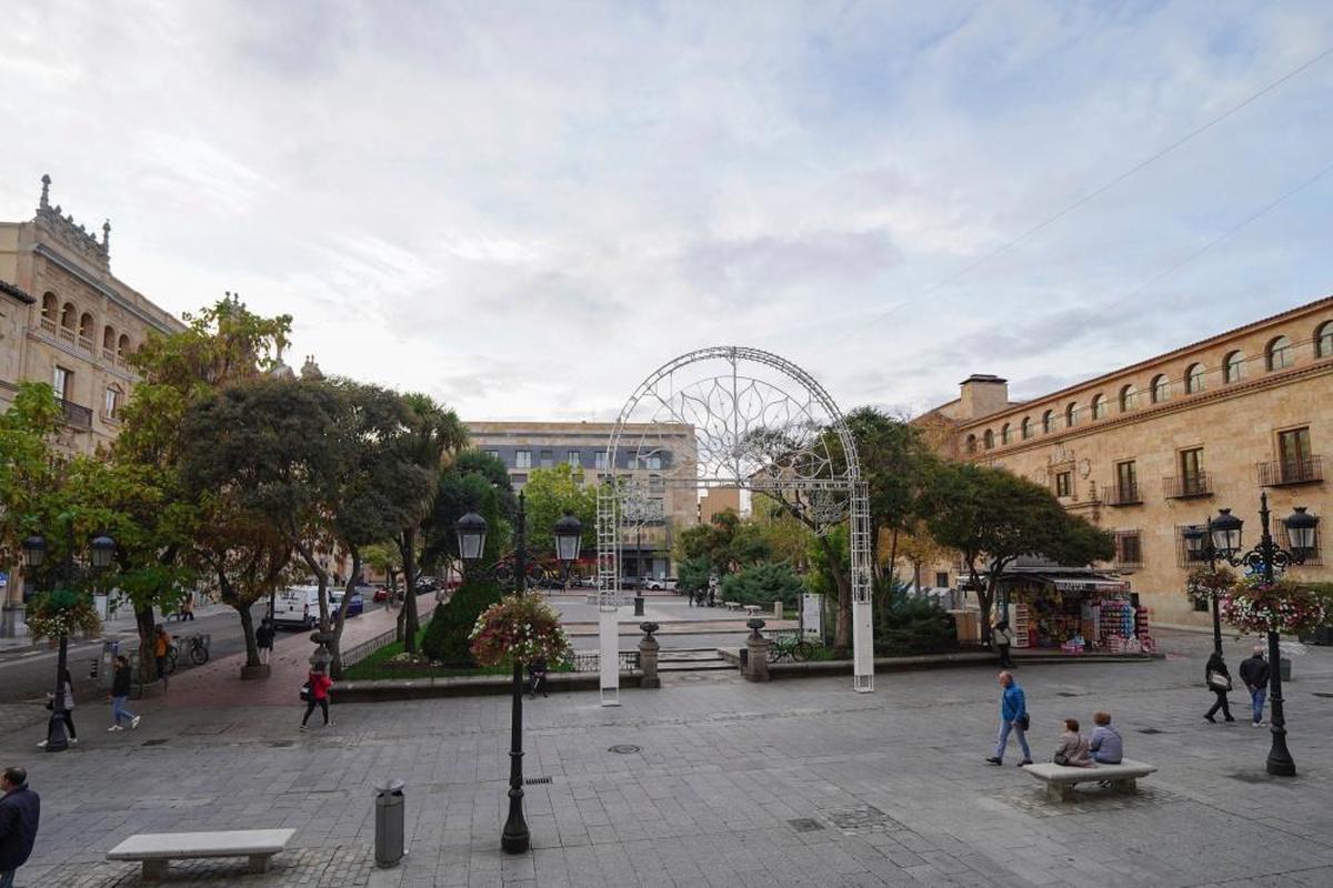 Viandantes y público descansando en la céntrica plaza de Los Bandos.