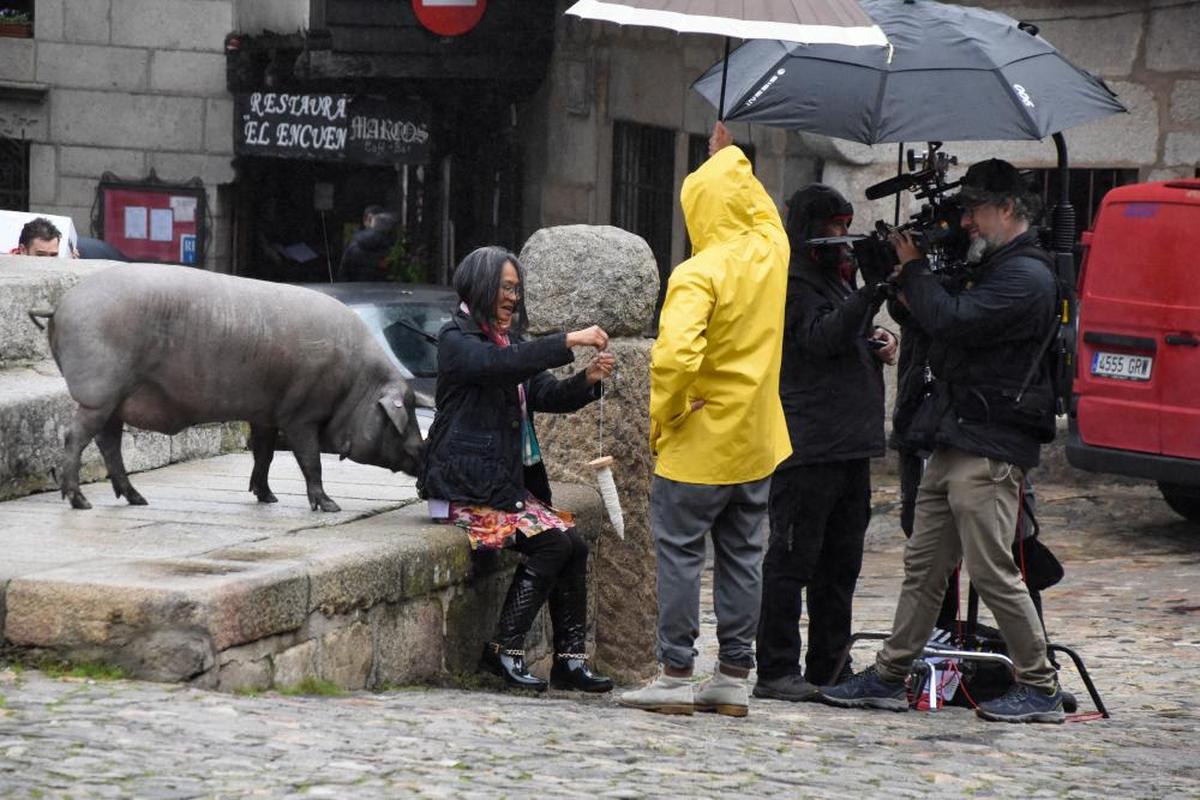 El rodaje del documental sobre el emblemático animal abarca su ciclo en el pueblo.