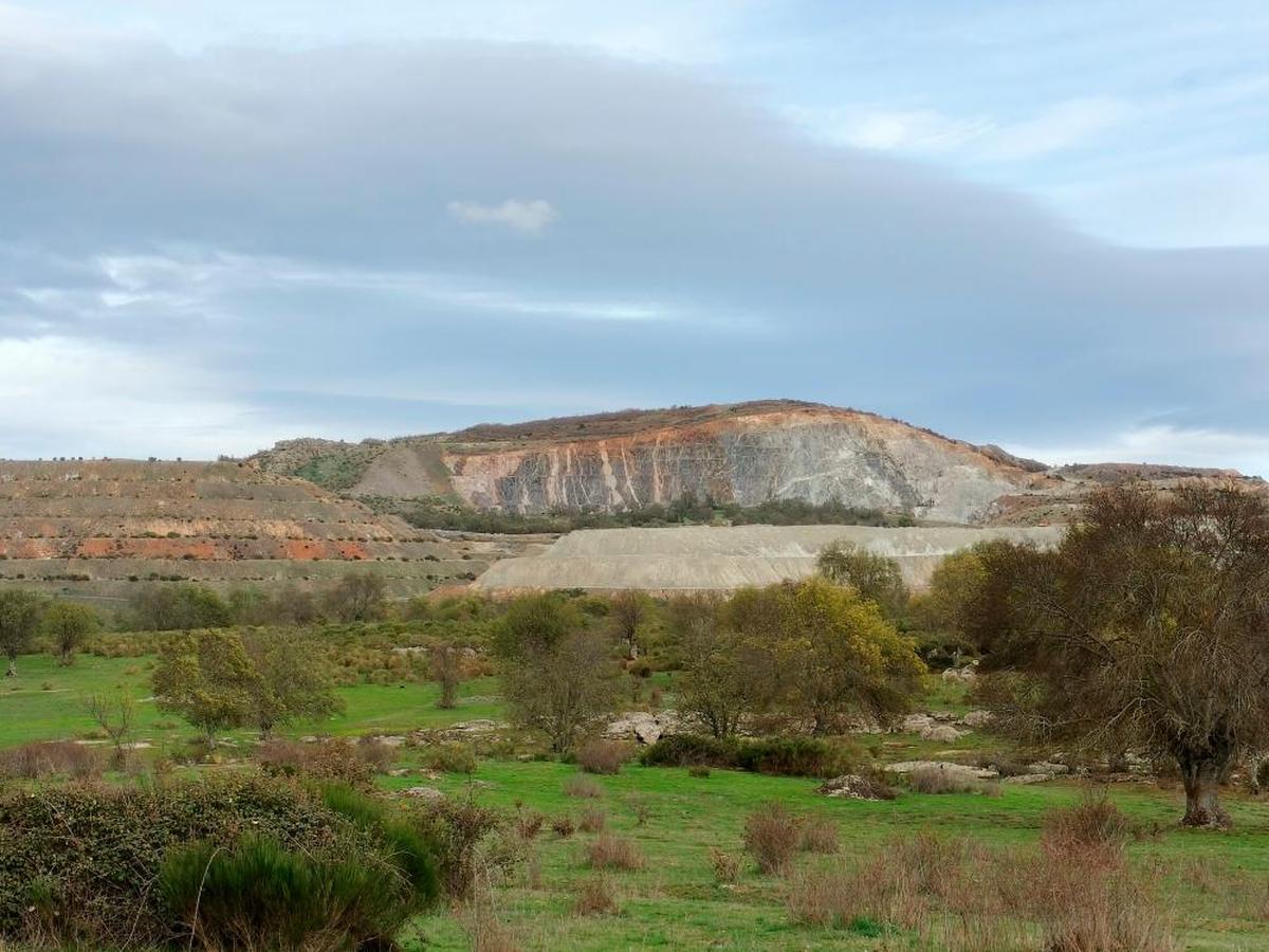 Imagen de la mina y de los restos de la excavación vistos desde la carretera de Los  Santos a Valdelacasa