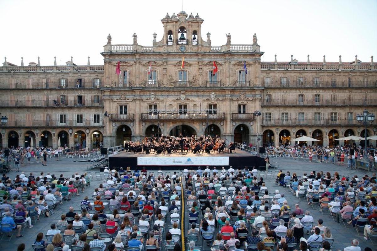 La Orquesta Sinfónica de Castilla y León durante un concierto en la Plaza Mayor