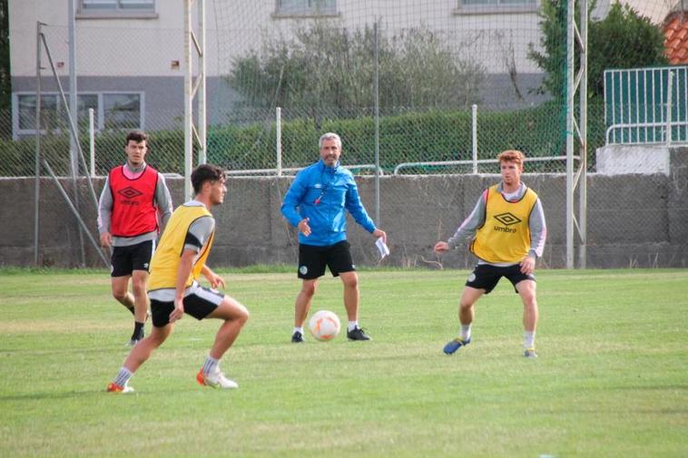 María Hernández dirigiendo una sesión de entrenamiento este curso