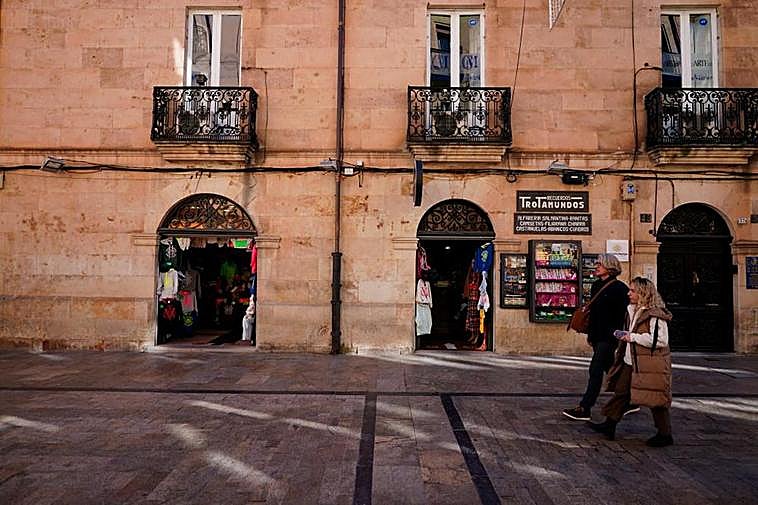 Las tiendas de souvenirs limitan la colocación de prendas y evitan ocupar la fachada