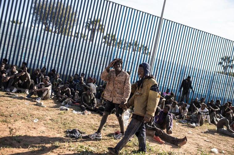 Varios migrantes son atendidos por personal sanitario tras saltar la valla de Melilla