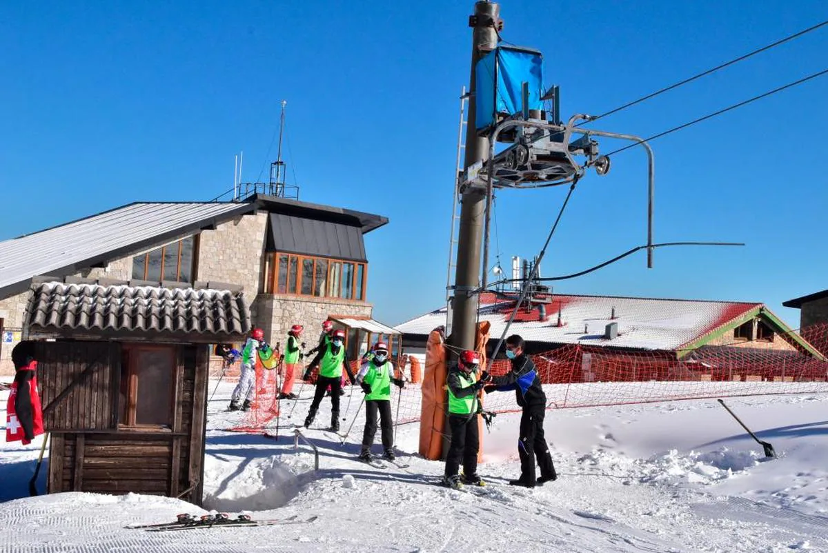 Escolares disfrutando de la nieve en La Covatilla en la última edición de los Bautismos Blancos.