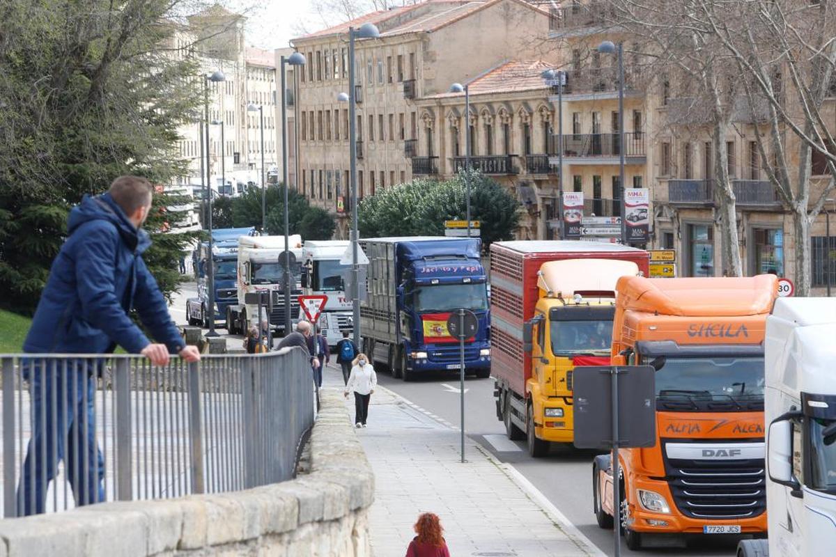 Un hombre contempla la protesta de los transportistas el pasado marzo a su paso por Rector Esperabé. ARCHIVO