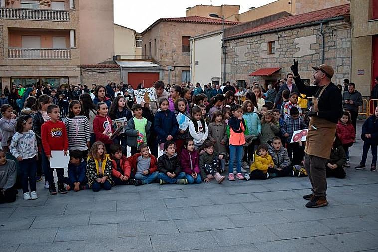 Los niños de Villamayor disfrutaron de bailes y canciones sobre la castaña antes de degustarlas