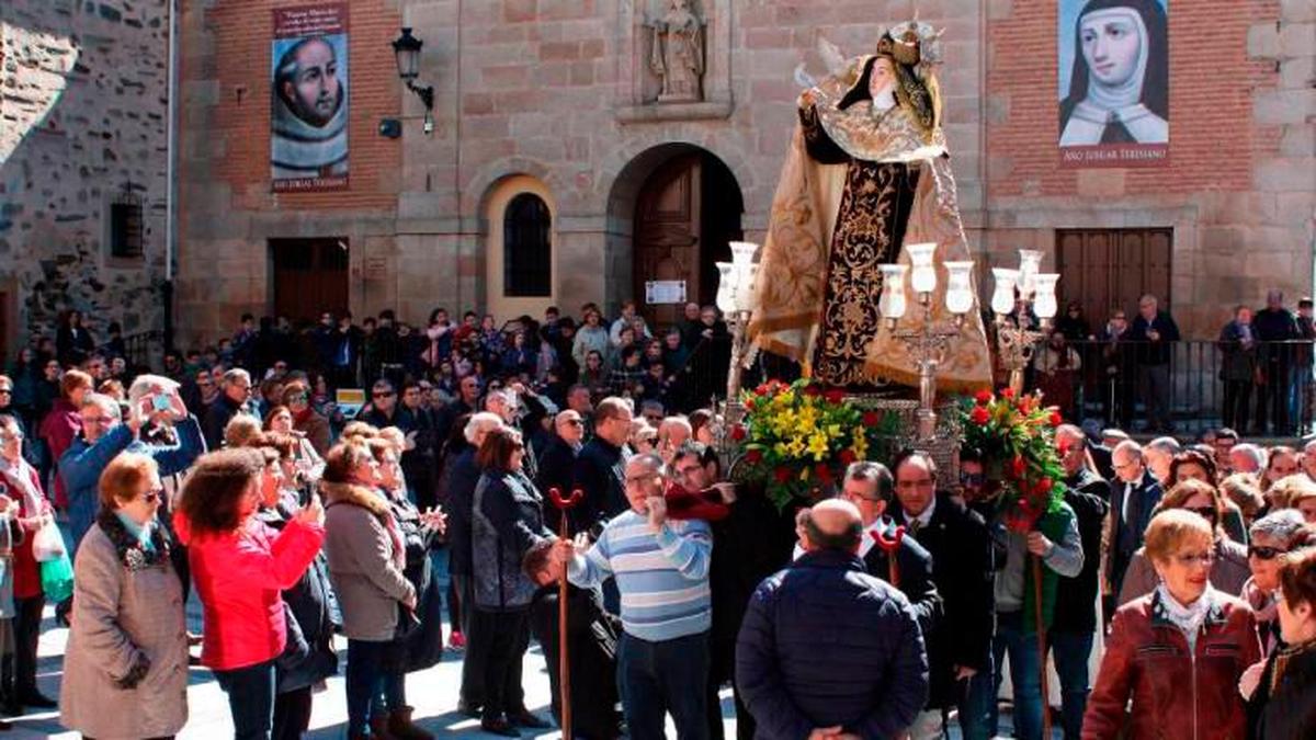 La imagen de Santa Teresa, en procesión por las calles de Alba de Tormes.