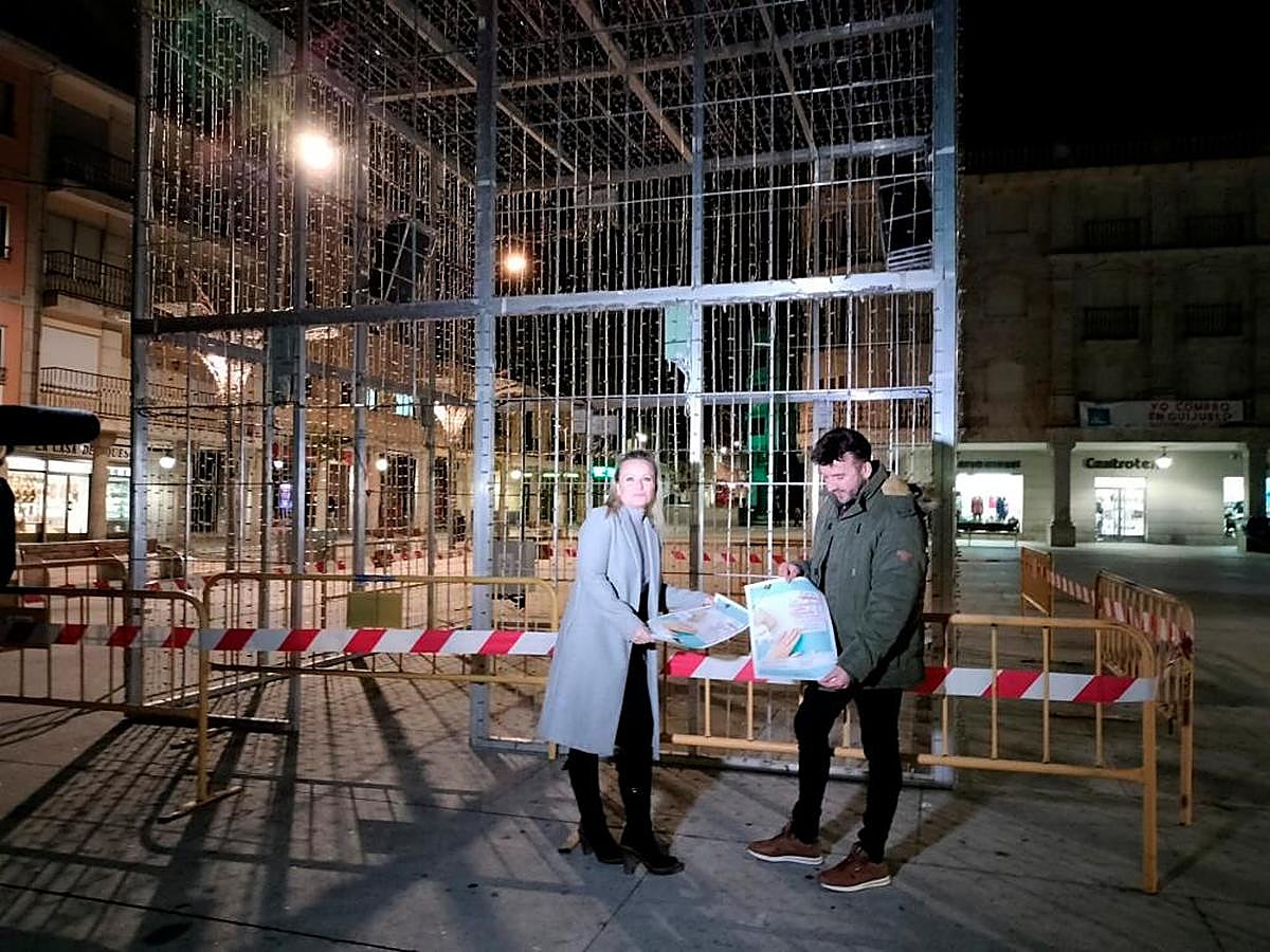 Los concejales Sandra Méndez y Roberto Hernández, en la plaza Mayor de Guijuelo