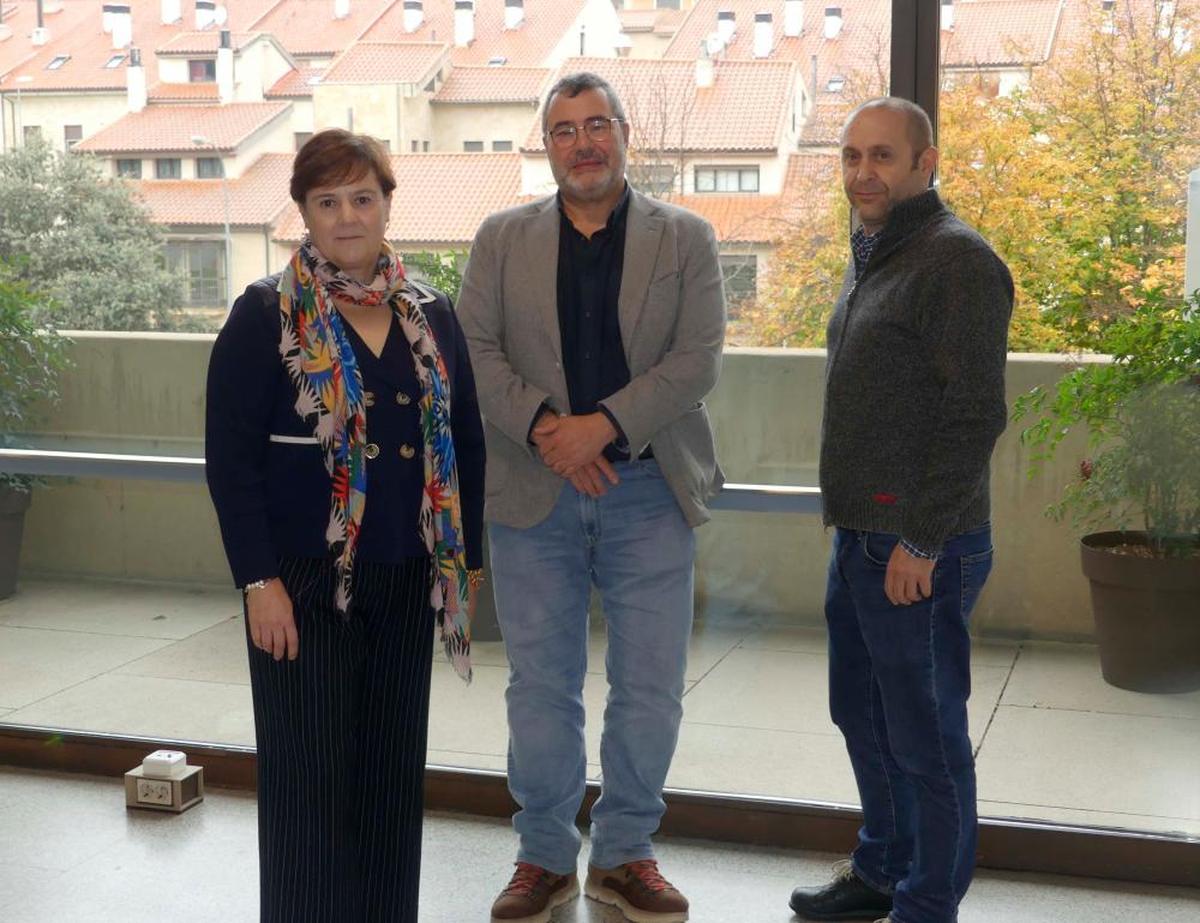 La tesorera, Ana Beatriz Hernández, el secretario, Ángel Herrero y el presidente, Avelino Álvarez