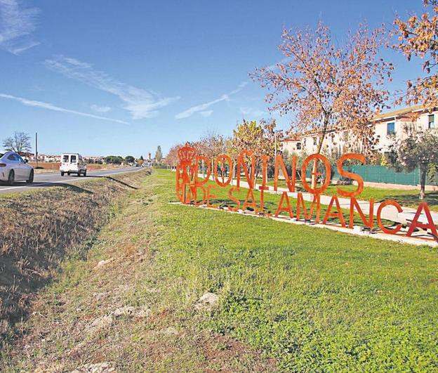 La entrada a la localidad de Doñinos de Salamanca