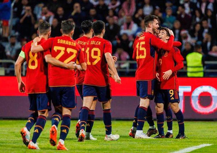 España calienta motores para el Mundial con victoria (1-3)