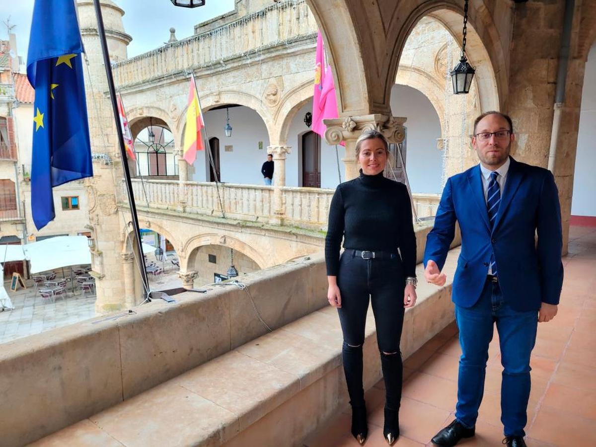 La delegada de Comercio, Laura Vicente, con el alcalde de Ciudad Rodrigo, Marcos Iglesias. CASAMAR