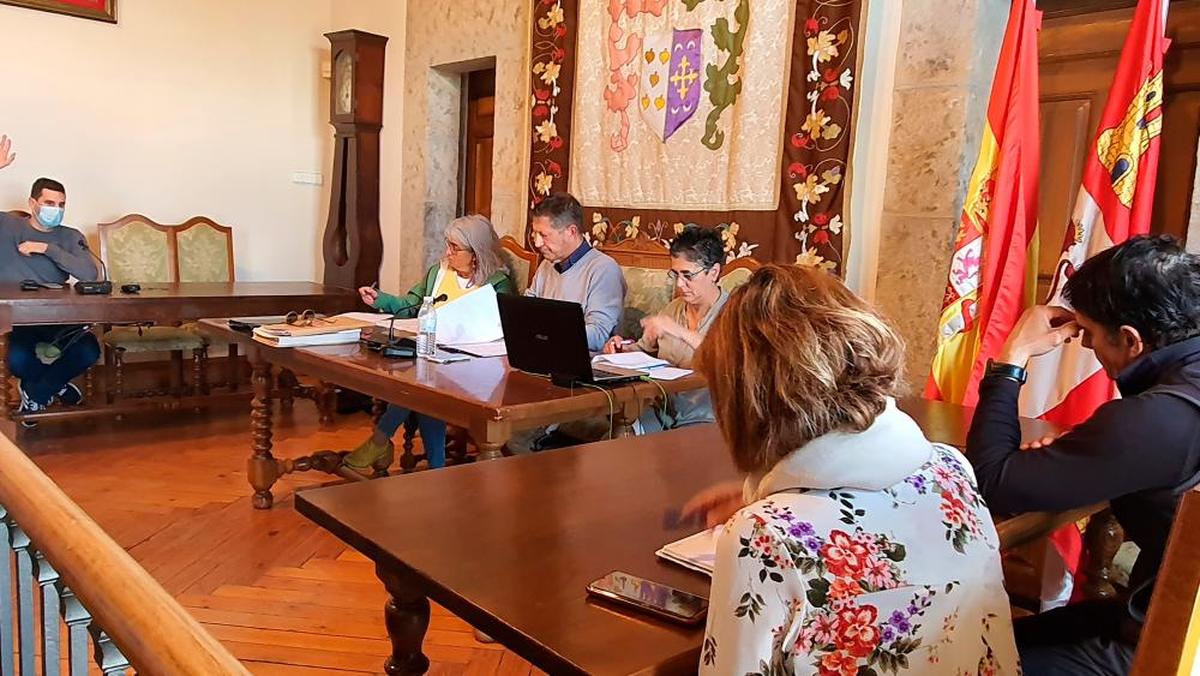 Imagen del último pleno del Ayuntamiento de Candelario con los sillones vacíos de los concejales del PP, al fondo