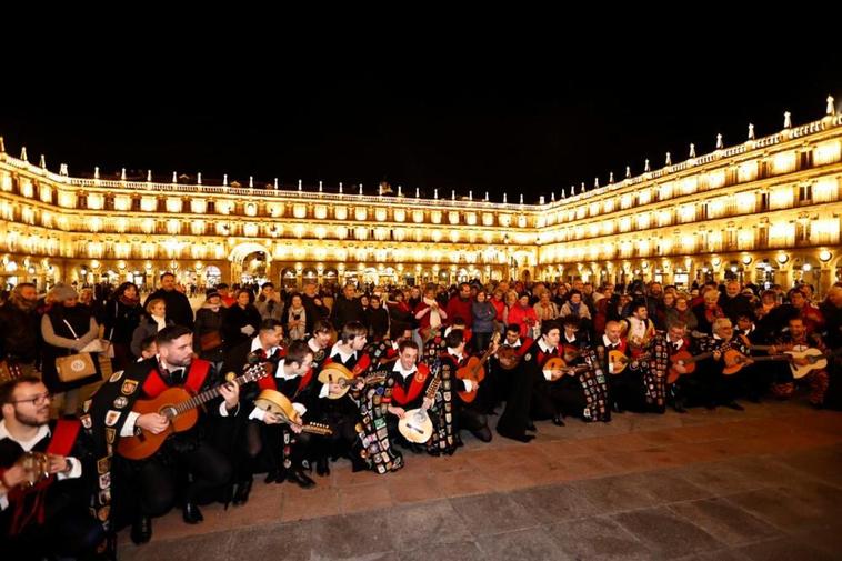 La Plaza Mayor ‘tomada’ por los tunos