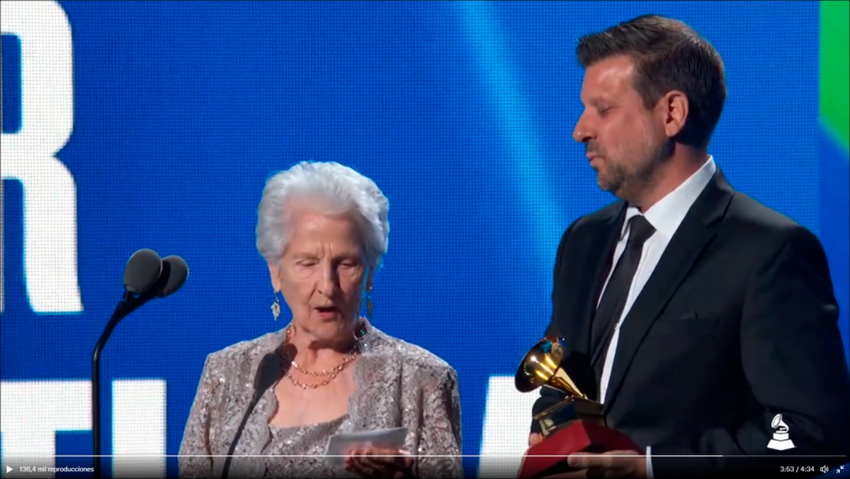 La artista Ángela Álvarez recogiendo su Grammy.