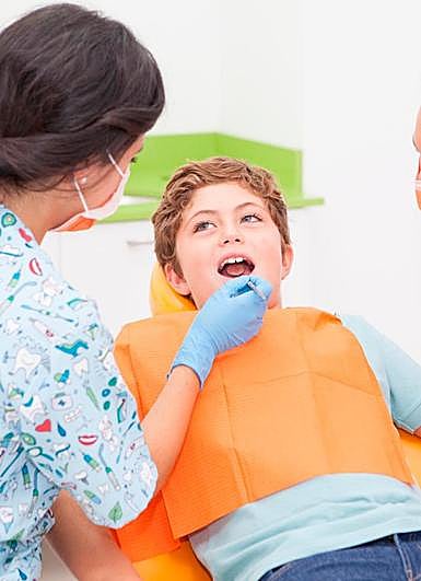 Un paciente atendido por profesionales de Cuidado Odontológico Infantil en su clínica de la calle Crespo Rascón.