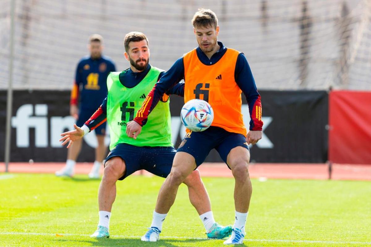 Gayá disputa un balón con Azpilicueta.