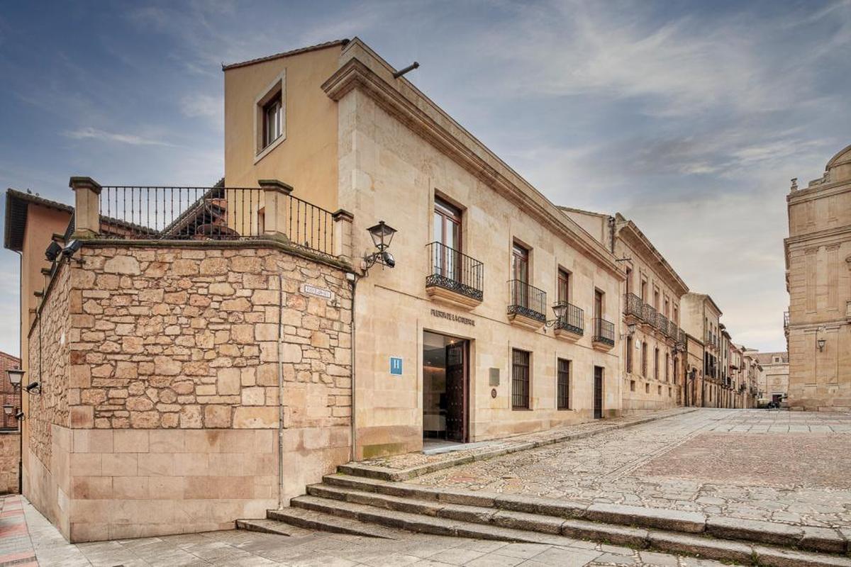 Fachada y emplazamiento privilegiado del Sercotel Puerta de la Catedral.