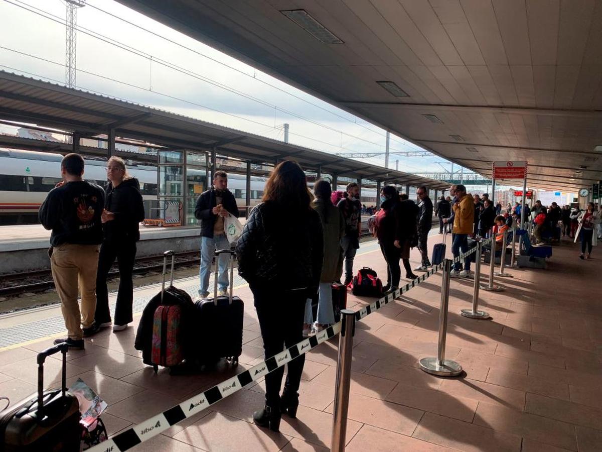 Viajeros esperando la llegada de un tren en uno de los andenes de la estación de Salamanca