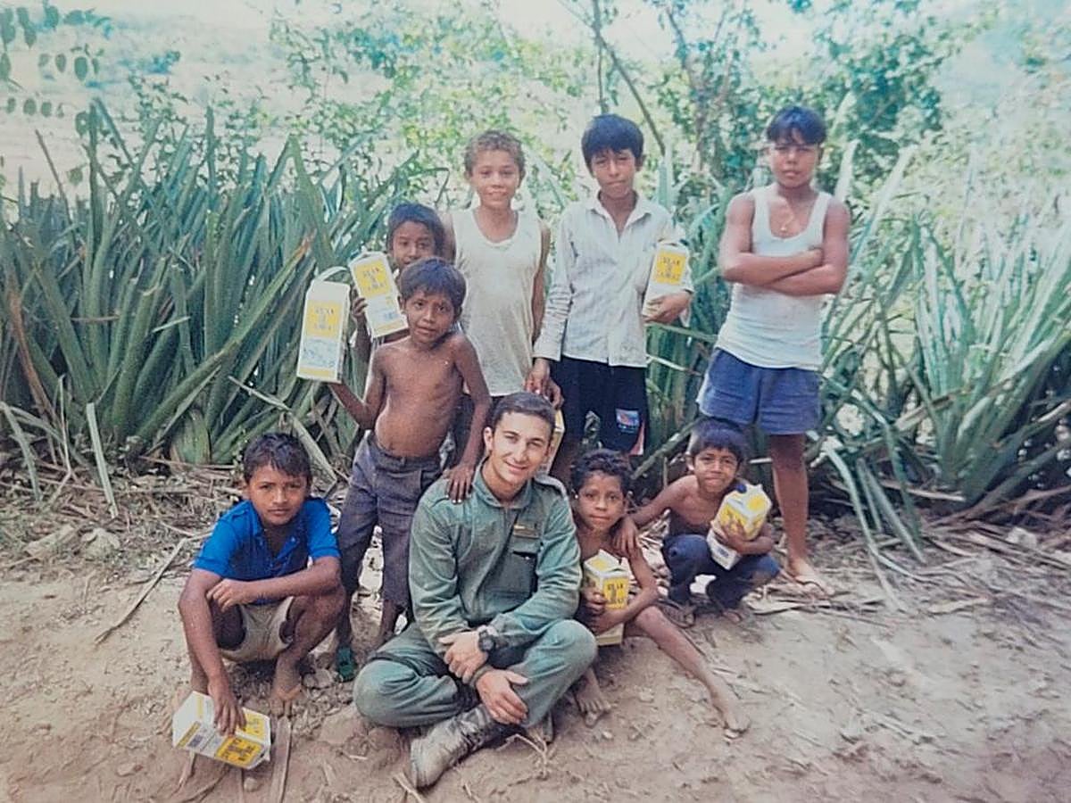 Niños con las botellas de agua, que ellos llamaban “pichingas”, que les regaló el militar en su visita a Centroamérica tras el paso del huracán.