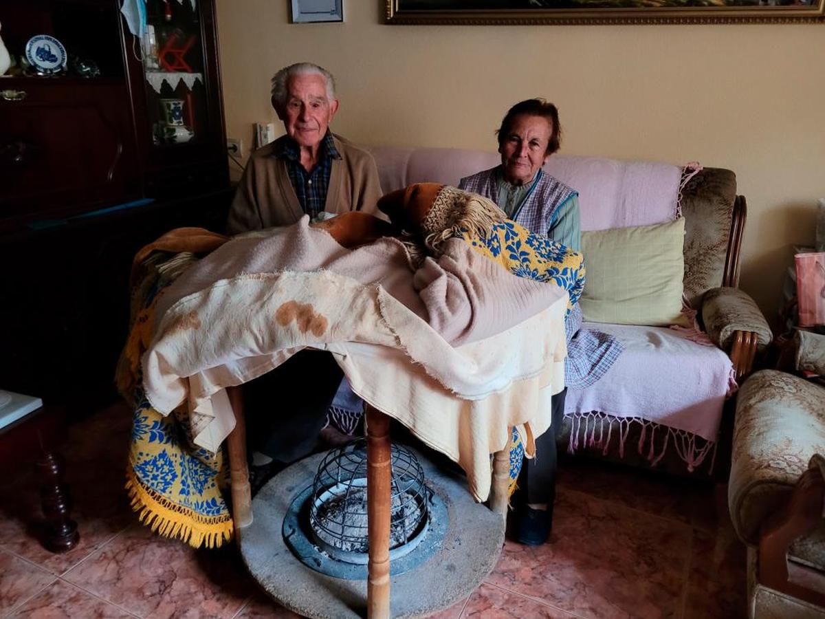 Cándido Calvo y Consuelo Armada, en su casa de Villarino de los Aires.