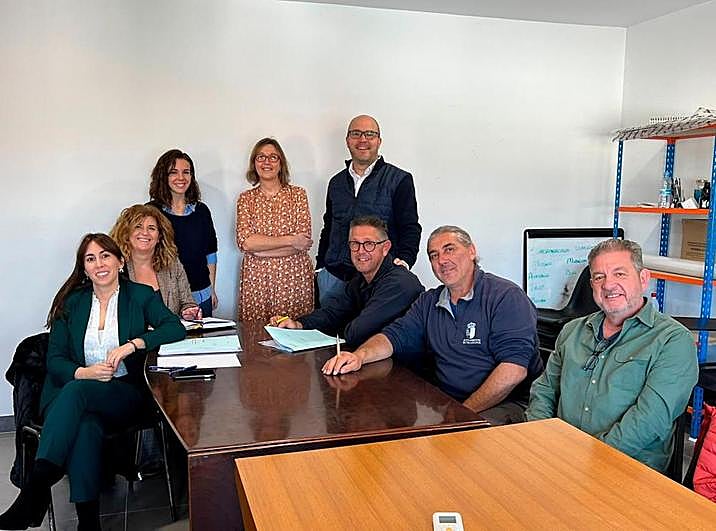 Representantes del Consistorio y trabajadores en la firma.