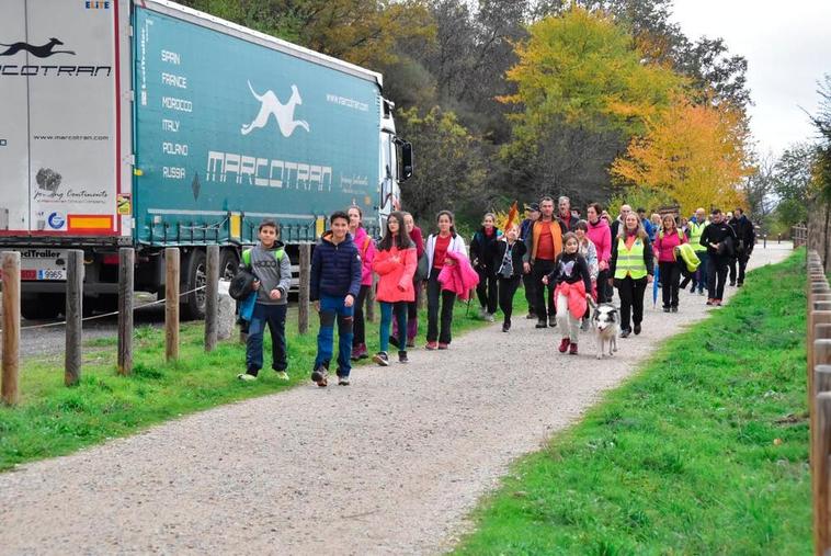 Imagen de los participantes en la marcha del otoño bejarano a su llegada a la estación del tren de Béjar. tel