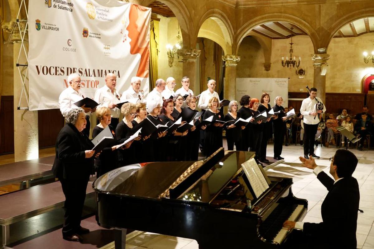 Actuación del coro del Centro Gallego de Salamanca.