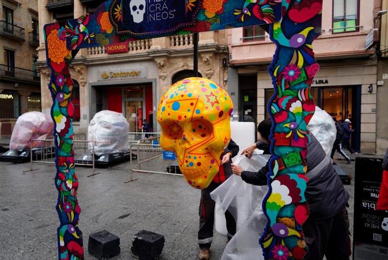 Aquí falta una calavera fucsia mientras operarios retiran la exposición instalada en la plaza del Liceo