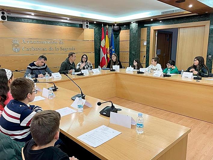 El Consejo de Infancia de Carbajosa de la Sagrada se desarrolló en el salón de plenos con la Casa Consistorial