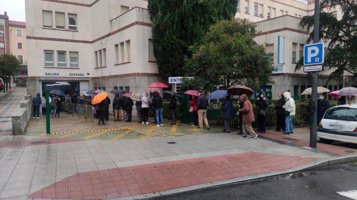 Un grupo de personas hace cola en la calle Valencia para vacunarse contra el coronavirus | LAYA