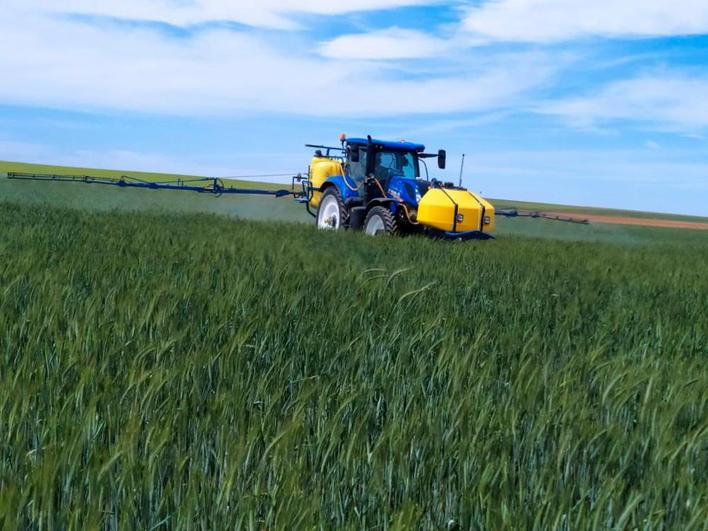 Un agricultor trata con herbicida su parcela de cereal para evitar plagas