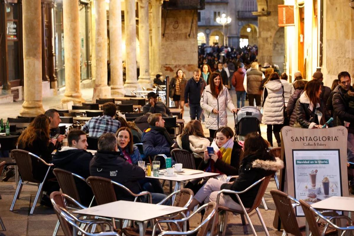 Grupos en una de las terrazas de la plaza del Corrillo.