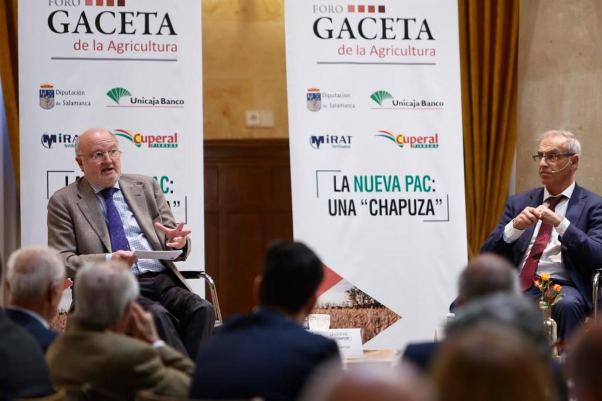 César Lumbreras y el director de LA GACETA, Julián Ballestero, en el Foro GACETA de la Agricultura. | FOTOS: ALMEIDA