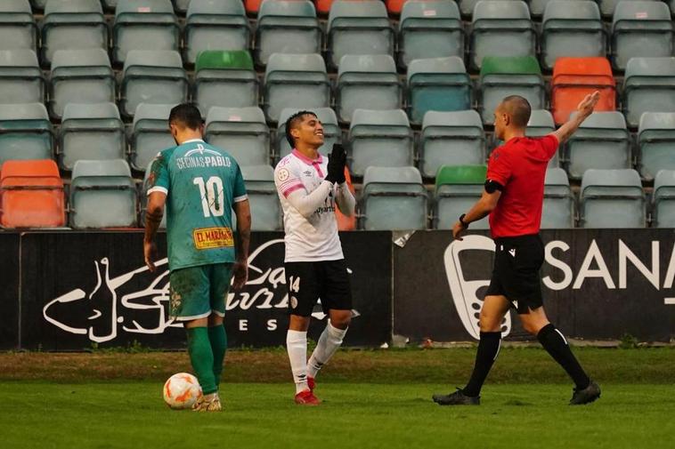 Gustavo y el colegiado del partido Manso Rojas.