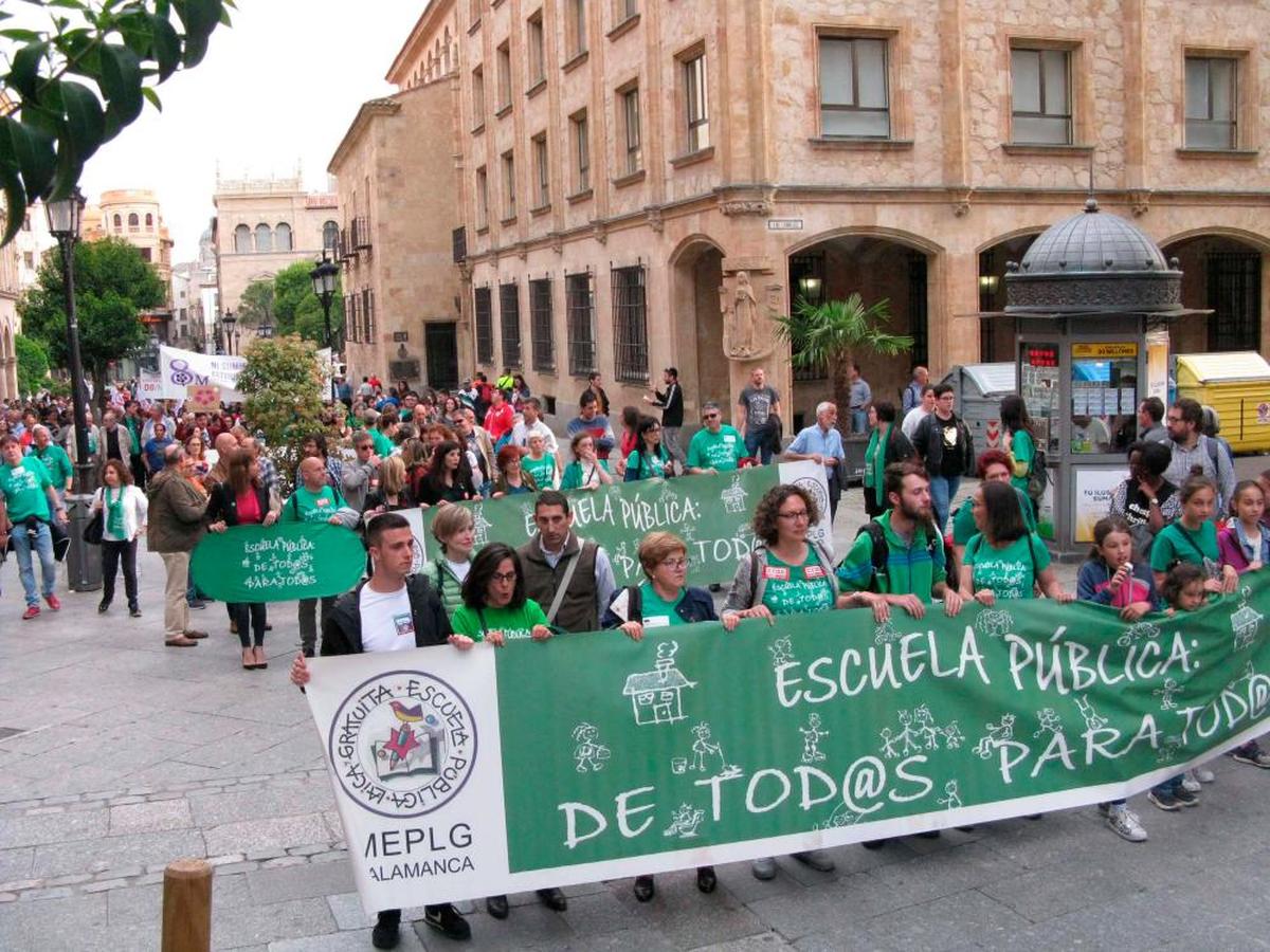 Un manifestación en defensa de la escuela pública por las calles de Salamanca