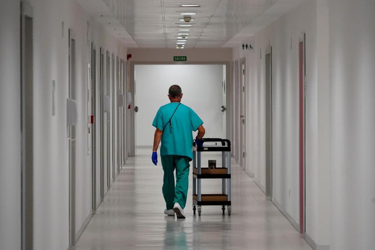 Un trabajador recorre los pasillos del Hospital de Salamanca.