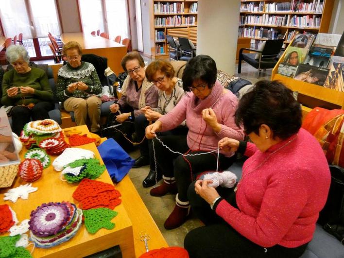 Mujeres trabajan en la confección de adornos navideños en ganchillo para la biblioteca. FOTOS: HOLGUERA