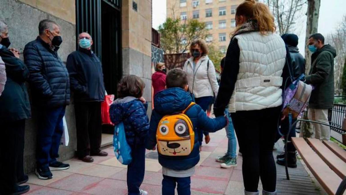 Dos escolares a la salida del colegio