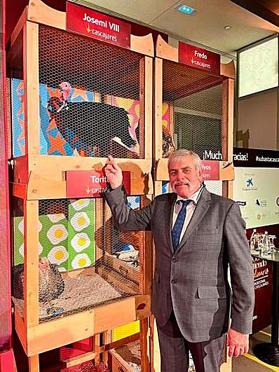 Germán Hernández, del restaurante Casa Paca, junto al capón Josemi VIII.